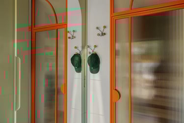 Detal architektoniczny: zbliżenie na szkło ryflowane i wieszaki.