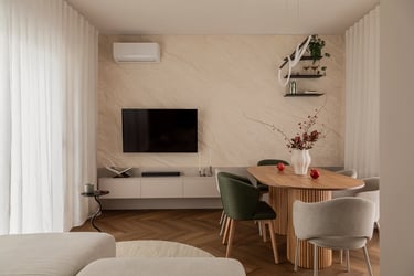 Salon z jadalnią, stół ryflowany, tynk strukturalny na ścianie TV.