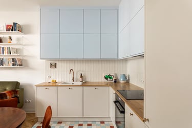 Fotografia architektury: niebieska zabudowa kuchenna retro.