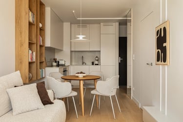 Fotograf wnętrz: salon w stylu Japandi, sofa boucle i drewniany regał na wymiar. Sesja wnętrz.