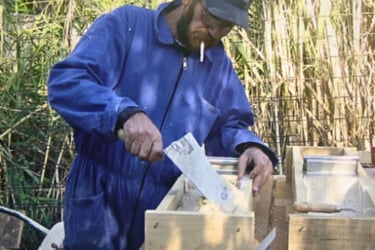 Enchendo as formas das novas calhas de água pluvial, Susak, Croácia