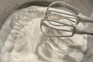 Aquafaba battu en neige. Crédit photo Terres & Graines