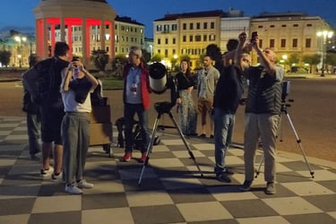 Terrazza Mascagni. Tutti a fotografare il cielo.
