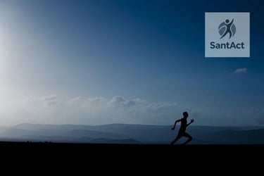 homme qui cours librement dans un décor paradisiaque