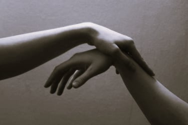 Deux mains symbolisant le touché dans la séance de kinésiologie.