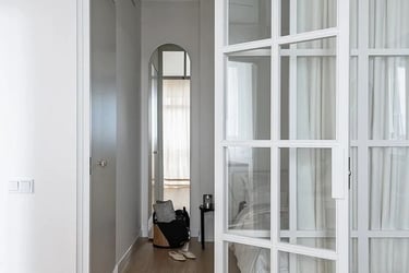 Puerta de hierro de color blanco en interior vivienda.