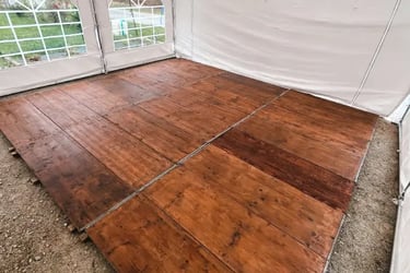 plancher de réception sous un barnum pour événement