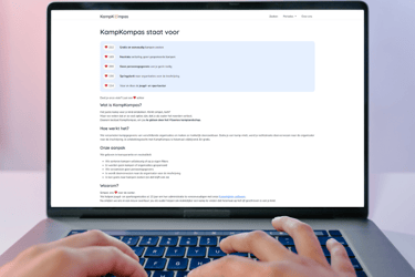 laptop mock-up voor Missie van Kampkompas