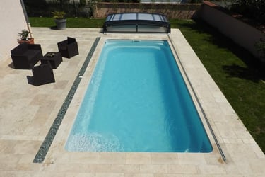 Panoramavy genom transparent teleskopiskt pooltak