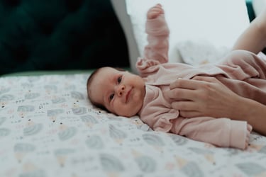 Uśmiechnięte dziecko w trakcji domowej sesji