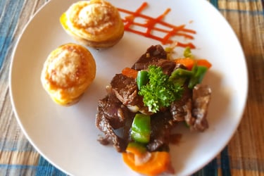 Plat de zébu gastronomique servi au restaurant de l’hôtel Ocean Lodge à la Baie de Sakalava à Diego-Suarez Madagascar