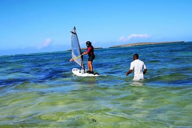 Cours de windsurf pour enfant avec moniteur à la Baie de Sakalava à Diego-Suarez Madagascar avec l’école Ocean Lodge