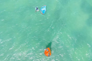 Wingfoil en navigation à la baie de Sakalava devant Ocean Lodge Madagascar