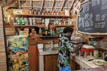 Bar de l’hôtel Ocean Lodge à la Baie de Sakalava à Diego-Suarez Madagascar avec cocktails préparés par le barman