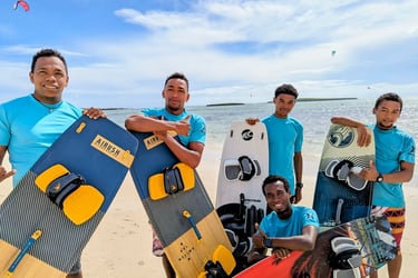 Moniteurs de kitesurf, windsurf et wingfoil à Ocean Lodge dans la baie de Sakalava Madagascar