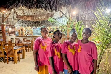 Serveuses souriantes devant le restaurant de l’hôtel Ocean Lodge à la Baie de Sakalava à Diego-Suarez Madagascar