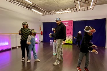 Familia disfruta en una popup de realidad virtual