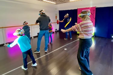 Familia jugando en sala de realidad virtual
