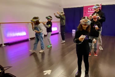 Familia jugando en sala de realidad virtual