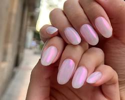 Uñas efecto glaseado glazed donut perladas blancas elegantes tendencia Hailey Bieber Móstoles