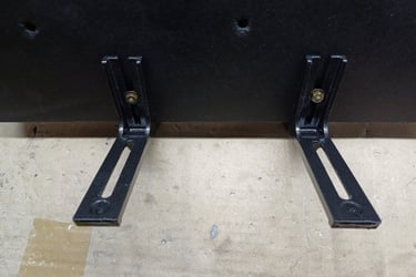 plaque funéraire restaurée, nettoyée avec supports repeints