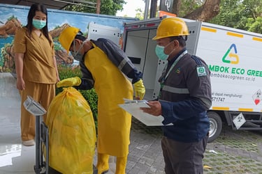 Proses penimbangan limbah sebelum dimuat ke dalam kendaraan.