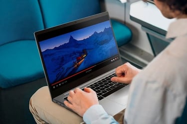 Técnico da VSAR consertando notebook gamer em Campo Grande RJ