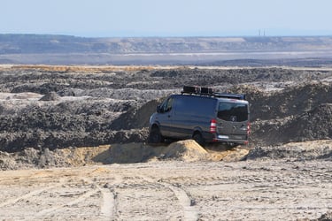 Offroad Training im Sand mit Allrad Fahrzeug in den Dünen der Sahara
