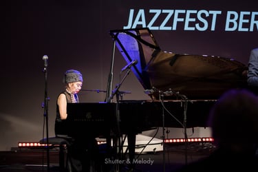Aki Tekase spielt auf einem Steinway-Klavier.