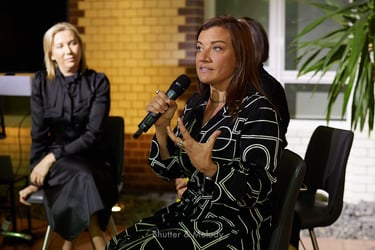 Alison Page, eine Kunstkuratorin, die mit Breville zusammenarbeitet, spricht bei einer Veranstaltung