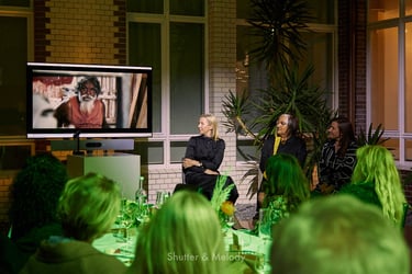 Alison Page und Margo Neale sehen sich in der australischen Botschaft ein Video an.