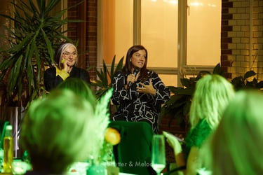 Alison Page spricht zu den Gästen bei einer Dinner-Veranstaltung.