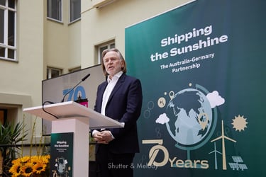 Botschafter Philip Green spricht auf der Veranstaltung "Shipping the Sunshine".