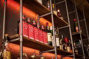 Flaschen von Thomas Dakin Gin in einem Barregal.