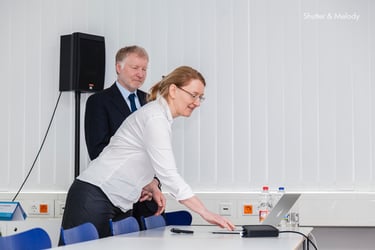 Eine Frau und ein Mann während einer Präsentation auf der CBMI-Konferenz.
