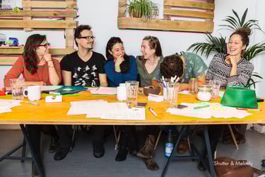 Ein Gruppenbild von Lehrern, die an einem langen Tisch sitzen.