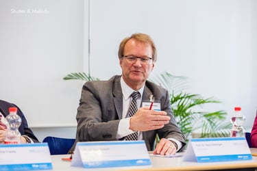 Ein Mann spricht während einer Diskussionsrunde auf der CBMI-Konferenz.