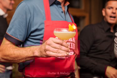 Ein Mixologe mit einem Gin Sour.