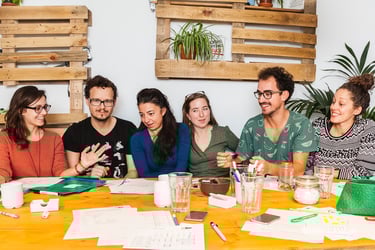 Ein Gruppenporträt der Lehrer von DieDeutsche Dealer.