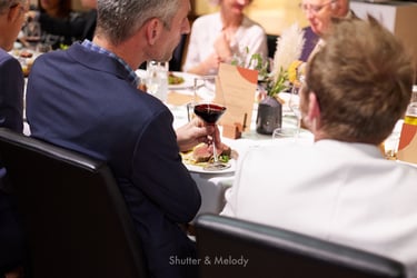 Ein Gast beim Abendessen genießt ein Glas Rotwein.