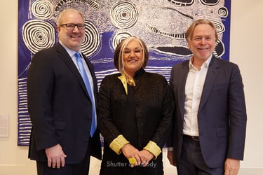 Jim Clayton, Margo Neale und Philip Green posieren für ein Gruppenfoto.