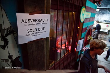 Ein ausverkauftes Schild für ein Festival im Kater in Berlin.