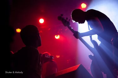 Ein Gitarrist spielt bei einer Show im Lido, Berlin.