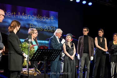 Manfred Schoof Mangels spricht auf der Bühne.