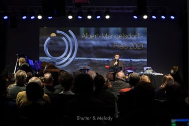 Nikolaus Neuser spricht auf der Bühne des Jazzfest Berlin 2021.