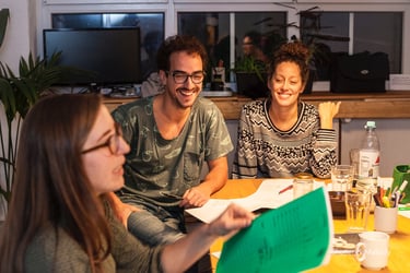 Lachende Schüler während des Unterrichts.