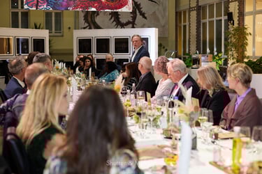 Philip Green spricht zu den Gästen einer Dinner-Veranstaltung.