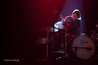 Der Schlagzeuger der Band von Philip Poisel spielt auf der Bühne.