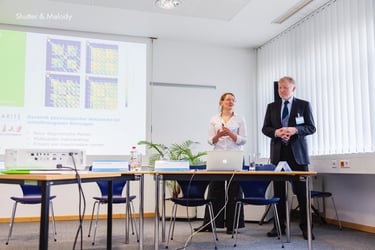 CBMI-Konferenzorganisatoren bei einer Powerpoint-Präsentation.
