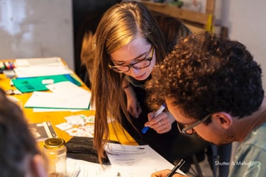 Ein Lehrer prüft den Test eines Schülers.